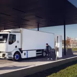 Renault Trucks D E-TECH en recharge dans une station électrique - nouveau facelift avec équipement GSR (General safety regulation ; règlement de sécurité général)